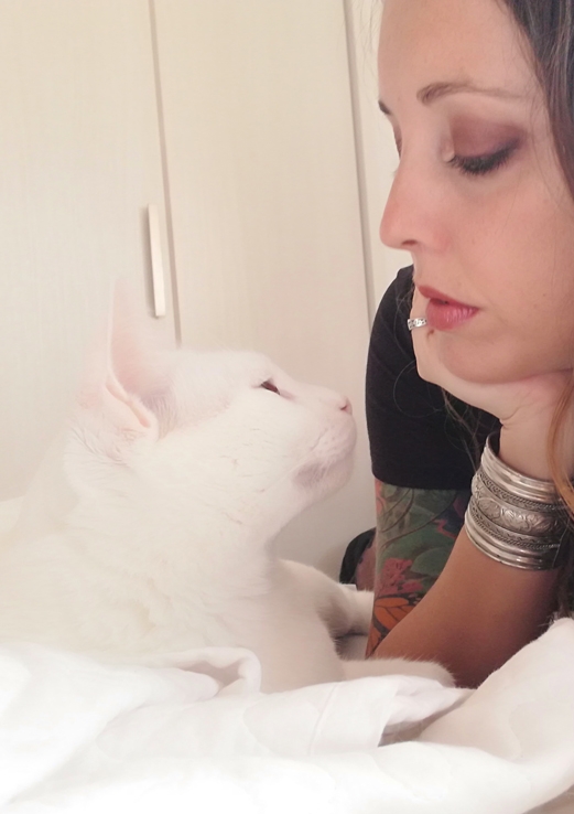 Laura con gato blanco