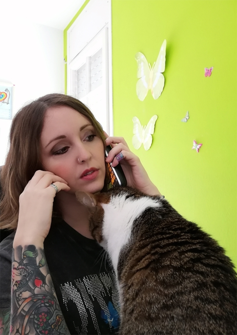 Laura Trillo atendiendo el teléfono