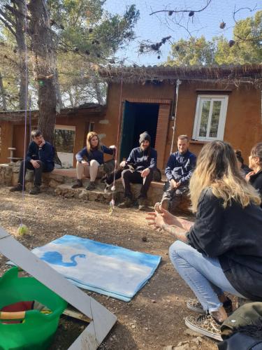 Laura Trillo de Terapia Felina visita Canópolis de la Fundación Trifolium para dar un taller felino a lxs trabajadores - Castelldefels, Barcelona, 22 de Marzo de 2023