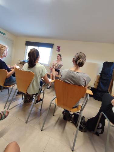 Laura Trillo de Terapia Felina visitando el CAAD de Vilafranca del Penedès y dando una charla gratuita a voluntarias el 30 de Septiembre de 2023
