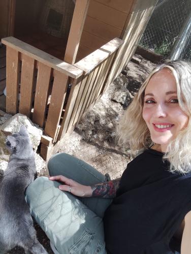 Laura Trillo de Terapia Felina visita algunos gatos de Canópolis (Fundación Trifolium),  4 de Mayo de 2024