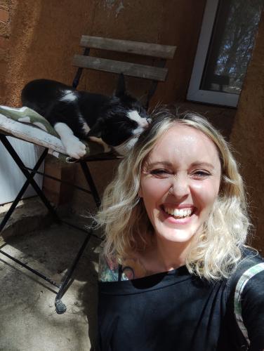 Laura Trillo de Terapia Felina visita algunos gatos de Canópolis (Fundación Trifolium),  4 de Mayo de 2024, con Curro