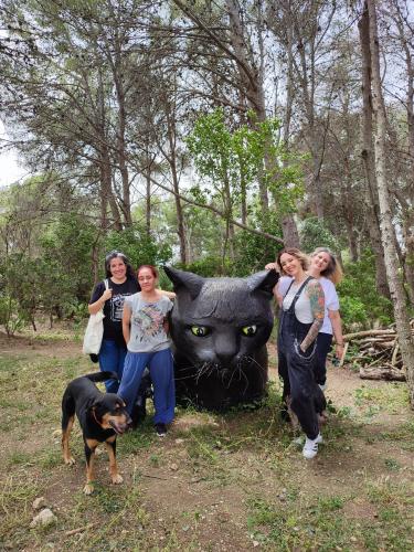 Algunas alumnas de la Formación Terapeuta Felina Profesional 4 visitan Canópolis, Fundación Trifolium, Barcelona -  8 de Junio de 2024 - Laura Trillo, Cristina Sánchez (Málaga), Elena Martínez (Valencia) y Gema Regalado (Madrid)