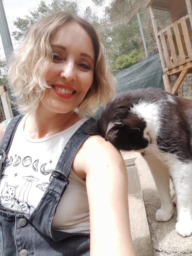 Laura Trillo de Terapia Felina visita algunos gatos de Canópolis (Fundación Trifolium),  8 de Junio de 2024, con Curro