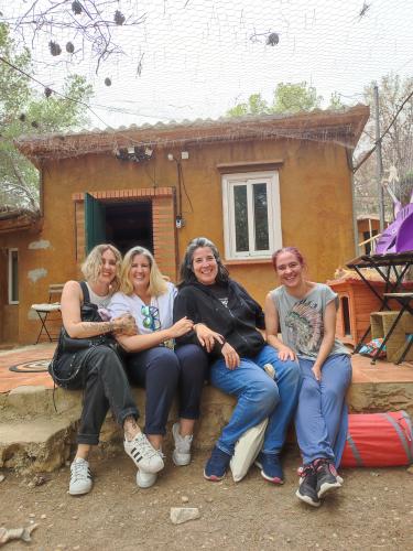 Algunas alumnas de la Formación Terapeuta Felina Profesional 4 visitan Canópolis, Fundación Trifolium, Barcelona -  8 de Junio de 2024 - Laura Trillo, Cristina Sánchez (Málaga), Elena Martínez (Valencia) y Gema Regalado (Madrid)