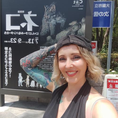 Laura Trillo de Terapia Felina visitando la exhibición sobre la Historia del gato en Osaka, Japón, 18 de Julio de 2024