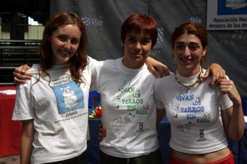 Laura Trillo Ana y Amaia voluntariado ANAA Concurso de Perros sin Raza 2003