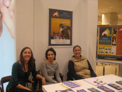 Laura Trillo Ruth y Marta voluntariado ANAA El Corte Ingles 2008