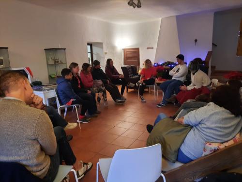 Laura Trillo de Terapia Felina dando una charla benéfica en Fundación Trifolium el 10 de Diciembre de 2022