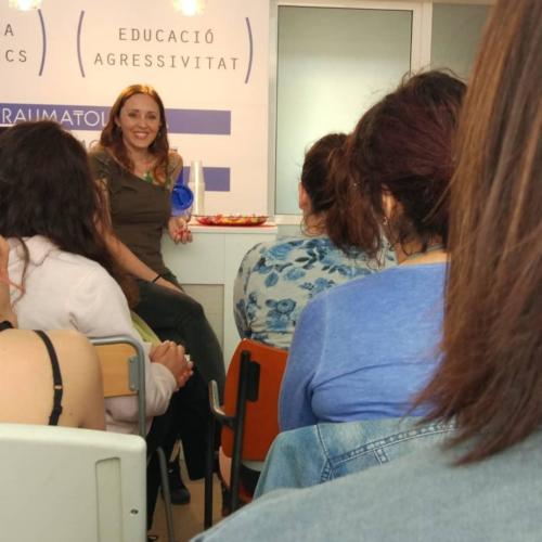 Laura Trillo Terapia Felina charla gratuita en clínica veterinaria Habitat Canet de Mar Barcelona 12 Mayo 2018
