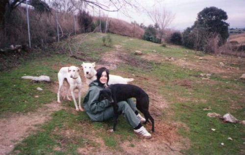 Laura Trillo voluntariado con Beltza Txuría y Copito en ANAA 2001