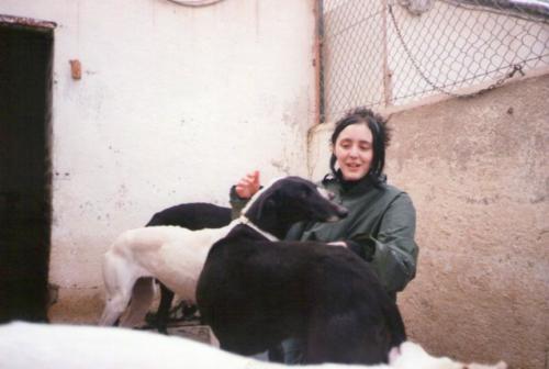Laura Trillo voluntariado con Beltza y Txuría en ANAA 2001