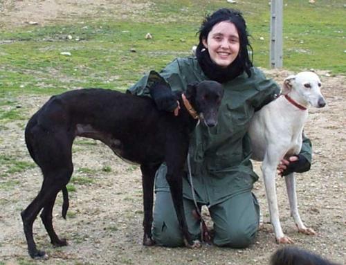 Laura Trillo voluntariado con Beltza y Txuría en ANAA 2001