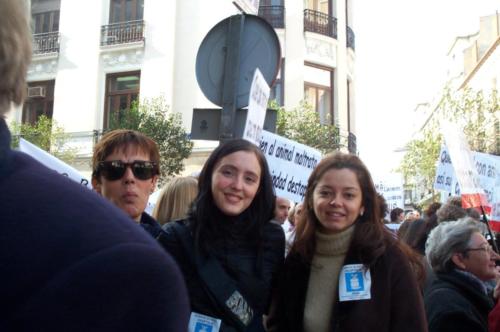 Laura Trillo y Conny Duarte en manifestación maltrato animal Madrid 2002