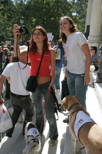 Laura Trillo y Tamara Flores manifestación maltrato animal Madrid 2006
